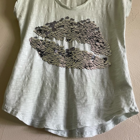 Express Sequin Kiss Shirt - Picture 3 of 10